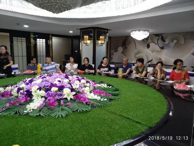 葵兰堂的领头人訓杰.两位叔叔和国辉.瑞璋姆在席间用手机留