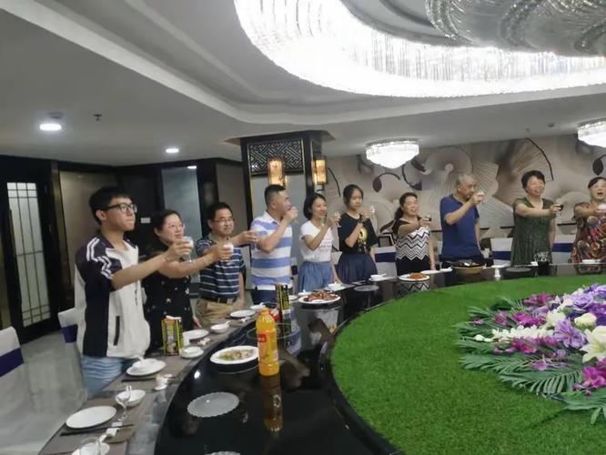 小辈们给长辈敬酒,祝大家快乐生活,健康长寿!葵兰堂的领头人訓杰