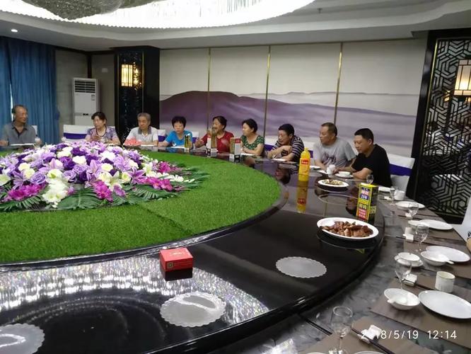 葵兰堂的领头人訓杰.两位叔叔和国辉.瑞璋姆在席间用手机留