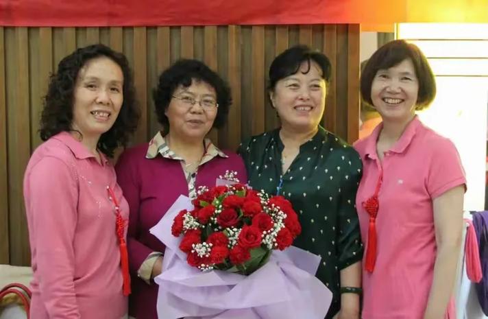 张老师和方杰,王束葵,李秀珍同学张元起同学代表全体同学向张玲老师