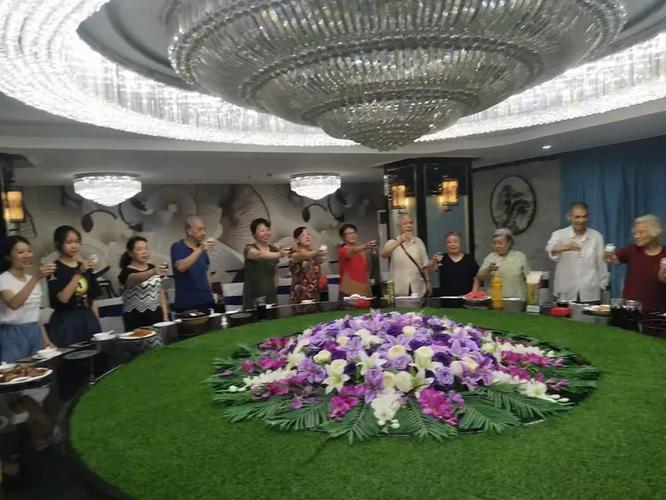 小辈们给长辈敬酒,祝大家快乐生活,健康长寿!葵兰堂的领头人訓杰