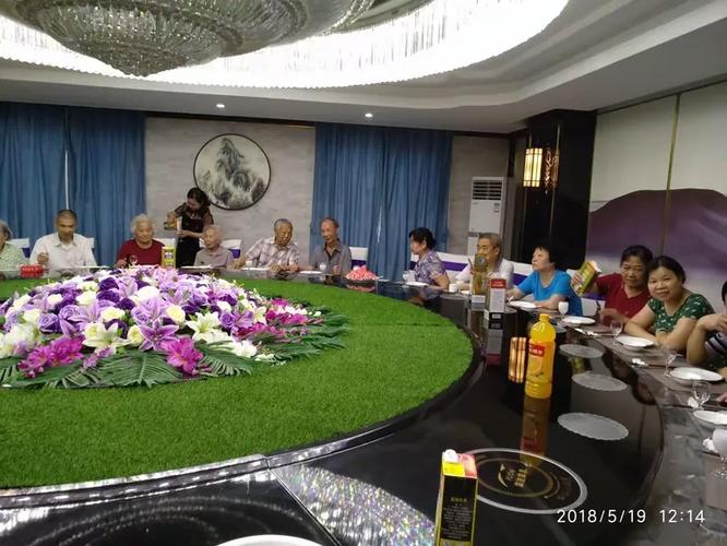 葵兰堂的领头人訓杰.两位叔叔和国辉.瑞璋姆在席间用手机留